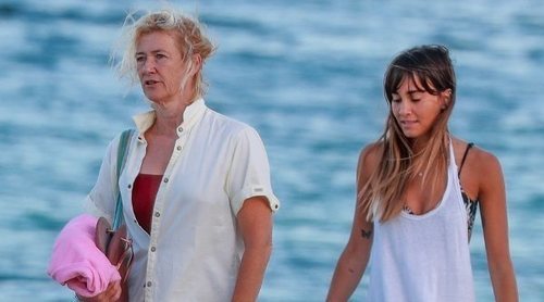 Aitana Ocaña y Ana Duato, suegra y nuera muy bien avenidas en una jornada de playa en Ibiza