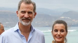 Los Reyes Felipe y Letizia, todo amor y sonrisas para poner al mal tiempo buena cara en su visita a Gran Canaria