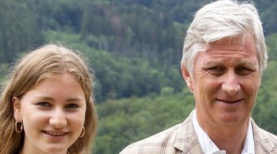El atípico posado de la Familia Real Belga que une a tres generaciones para fomentar el turismo nacional