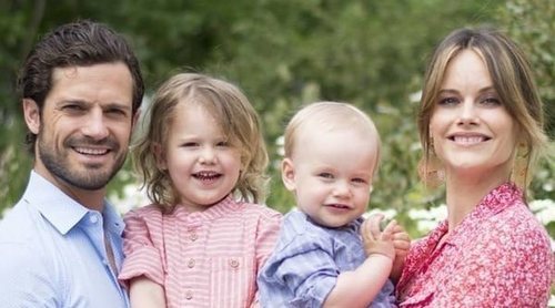 El día de campo y ciclismo del Príncipe Carlos Felipe y Sofia Hellqvist con sus hijos Alejandro y Gabriel