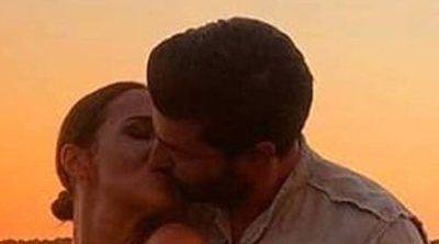 El apasionado beso de Paula Echevarría y Miguel Torres durante sus vacaciones en Menorca