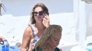 Mar Torres y Carmen Lomana coinciden de vacaciones en Marbella: día de playa con distancia de seguridad