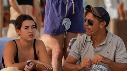 Alba Díaz disfruta de unos días de vacaciones en Marbella con su padre 'El Cordobés' y Virginia Troconis