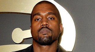 Kanye West publica 114 tuits con todos sus contratos discográficos y un vídeo orinando sobre un Grammy