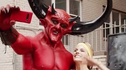El anuncio de Ryan Reynolds en el que Satán se enamora de 2020 hecho persona con guiño a Taylor Swift