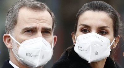 El homenaje de los Reyes Felipe y Letizia a los sanitarios fallecidos en la pandemia: monumento y minuto de silencio