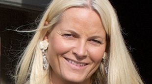La doble reaparición de Mette-Marit de Noruega tras sufrir un accidente de esquí