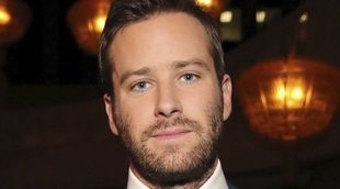 Una persona cercana a Armie Hammer sale en su defensa: "Nunca ha comido carne humana ni ha bebido sangre"