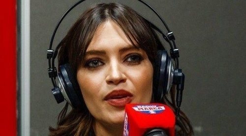 Sara Carbonero se emociona en su programa de radio al recordar a sus hijos gracias a una canción de Conchita