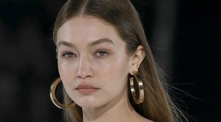Gigi Hadid vuelve a las pasarelas tras ser madre desfilando para Versace en Milán
