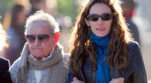Telma Ortiz disfruta de un agradable paseo con su madre y su abuelo por Barcelona