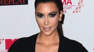 Kim Kardashian se divierte haciendo paddle boarding tras recibir críticas en Twitter por el conflicto de Palestina