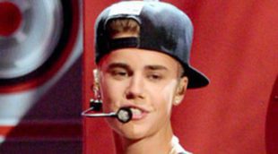 Justin Bieber cambia a Selena Gomez  por su madre en la gala de los American Music Awards 2012