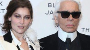 Alice Dellal, Laetitia Casta y Karl Lagerfeld rinden homenaje a la chaqueta negra de Chanel