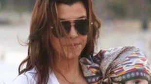 Kourtney Kardashian disfruta de su familia en la playa grabando 'Kourtney & Kim Take Miami'