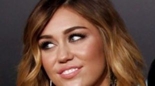 Miley Cyrus y Liam Hemsworth posan con un Harry Styles de cartón para Noah Cyrus