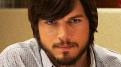 Ashton Kutcher muestra su parecido con Steve Jobs en la primera imagen oficial de 'jOBS'