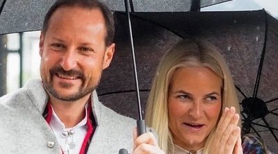 Haakon y Mette-Marit celebran el Día Nacional de Noruega con sus hijos, entre lluvia y con una inusual compañía