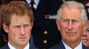 El dardo del Príncipe Harry al Príncipe Carlos: sufrimiento y reproches por su forma de educarle