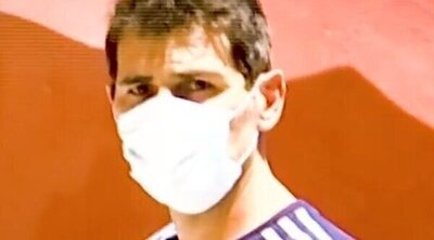 El equipo de 'Socialité' vive un tenso momento con Iker Casillas en su pueblo: "Déjame tranquilo"