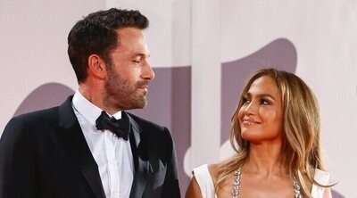 El espectacular posado de enamorados de Jennifer Lopez y Ben Affleck en el Festival de Venecia 2021