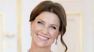 El posado de Marta Luisa de Noruega por su 50 cumpleaños: radiante, royal y sonriente