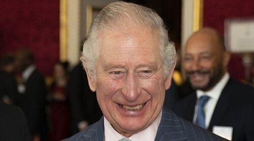 La reaparición del Príncipe Carlos tras recuperarse: sonrisas y la mejor compañía para olvidar los escándalos
