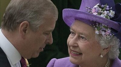 El doble motivo de las visitas nocturnas del Príncipe Andrés a la Reina Isabel y una triple disculpa