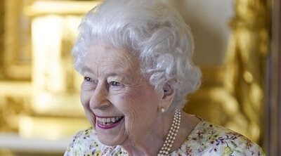 La esperanzadora aparición de la Reina Isabel en Windsor Castle: un bastón, una sonrisa y una ilusión