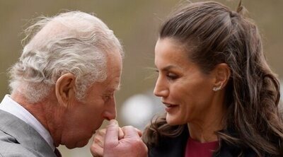 Entre inglés y español y el gesto que siempre se repite: los detalles del encuentro de la Reina Letizia y el Príncipe Carlos