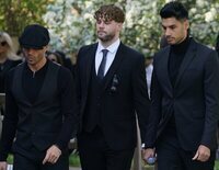 Familiares y amigos dan el último adiós a Tom Parker en un funeral muy emotivo