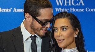 Kim Kardashian y Pete Davidson hacen su debut oficial como pareja en la Cena de Corresponsales de la Casa Blanca