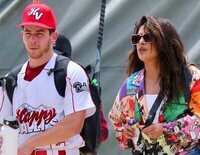 Joe Jonas, Sophie Turner y Priyanka Chopra disfrutan de una jornada en familia viendo a Nick Jonas jugar al beisbol