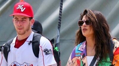 Joe Jonas, Sophie Turner y Priyanka Chopra disfrutan de una jornada en familia viendo a Nick Jonas jugar al beisbol