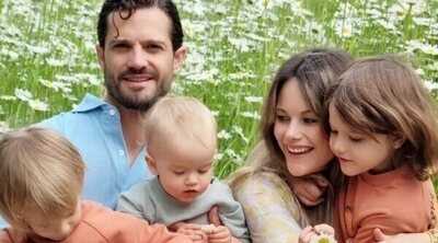 Carlos Felipe y Sofia de Suecia dan la bienvenida a sus vacaciones con su segundo posado en familia