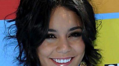 Vanessa Hudgens muestra su amor por los animales paseando a los perros de una amiga