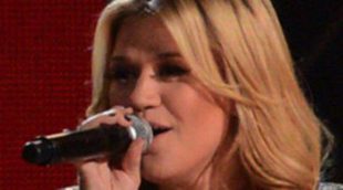 Kelly Clarkson anuncia su compromiso con Brandon Blackstock y enseña su anillo a través de las redes sociales