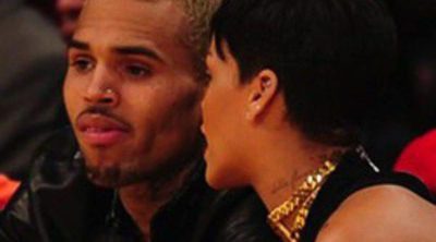 Rihanna y Chris Brown muy cómplices viendo un partido de la NBA tras su supuesta ruptura