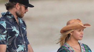 Jessica Simpson pasea su segundo embarazo por las playas de Hawai con su prometido Eric Johnson