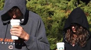 Ashton Kutcher y Mila Kunis se esconden con capuchas y cafés mientras pasean a su perro
