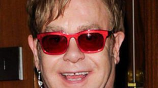 Elton John y David Furnish pagaron 20.000 libras a la madre de alquiler que dio a luz a su hijo Elijah