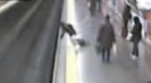 Un Policía fuera de servicio rescata a una mujer que cayó desmayada a las vías del Metro de Madrid