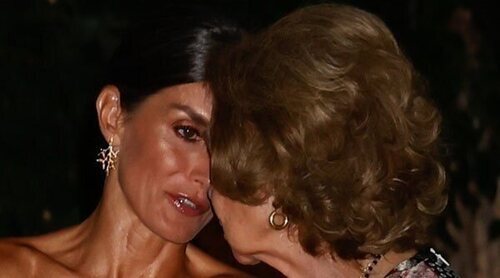 La recepción de los Reyes Felipe y Letizia y la Reina Sofía en Mallorca: cambio de escenario, complicidad y 'estilo british'