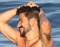 Camilo disfruta de las playas de Marbella durante su gira por España