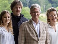 Felipe y Matilde de Bélgica y sus hijos, pillados de vacaciones privadas en un destino poco habitual para ellos