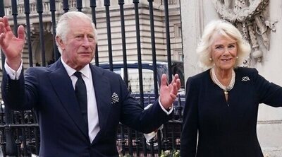 Los Reyes Carlos y Camilla se dan un baño de masas a las puertas de Buckingham Palace tras la muerte de la Reina Isabel