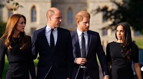 Los Príncipes Guillermo y Harry dejan sus diferencias a un lado para honrar a la Reina Isabel II junto a Kate y Meghan
