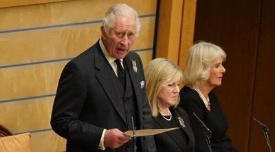 La emotiva visita de Carlos III al Parlamento de Escocia: elogios a su madre y cesión de títulos a su hijo Guillermo