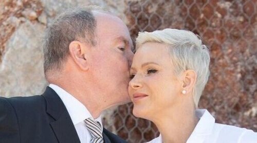 Alberto y Charlene de Mónaco, de la mano y entre besos en un evento oficial