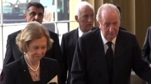 Los Reyes Juan Carlos y Sofía coinciden en la recepción del Palacio de Buckingham ofrecida por el Rey Carlos III